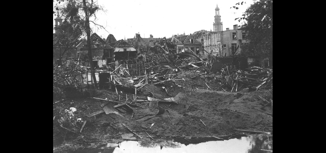 De puinhopen aan de achterzijde van slagerij Dormits na het bombardement